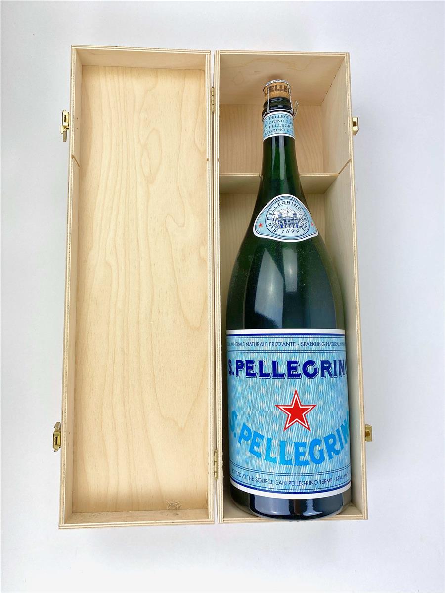 1x bottiglia da esposizione San Pellegrino 3 l con scatola in legno