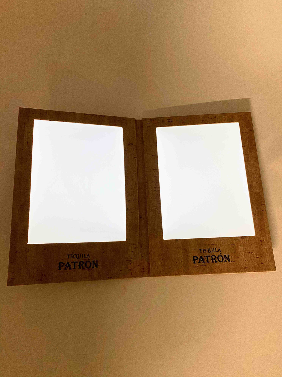 1x Menu Patron Tequila  Carta LED effetto sughero – Vista 3