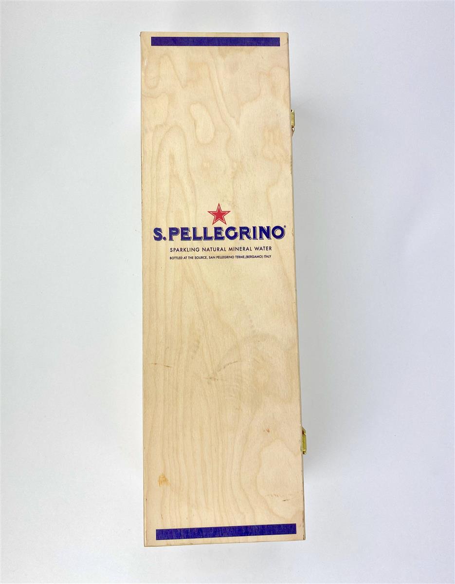 1x bottiglia da esposizione San Pellegrino 3 l con scatola in legno – Vista 3
