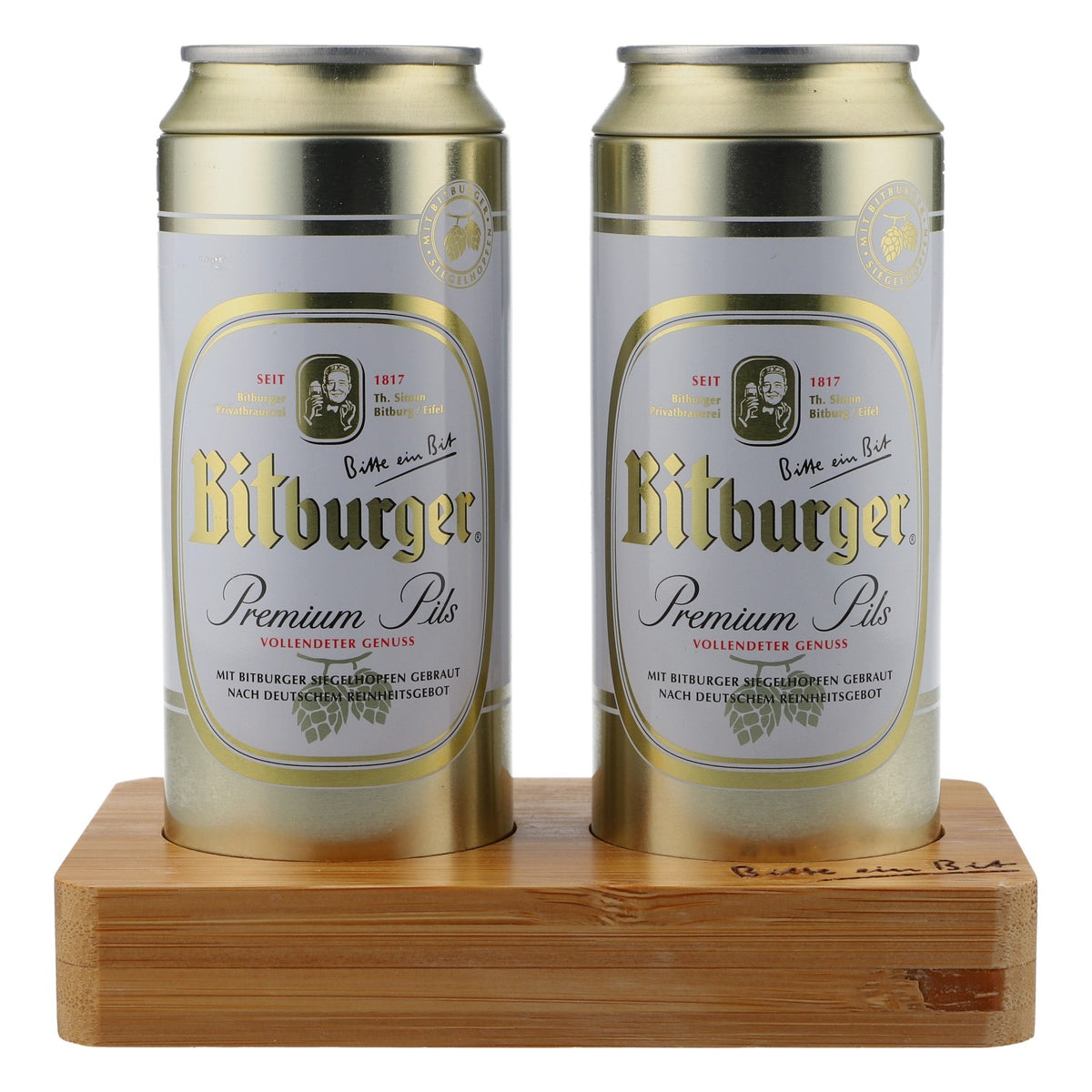Sale e pepe Bitburger Bier in lattine di birra su vassoio di bambù