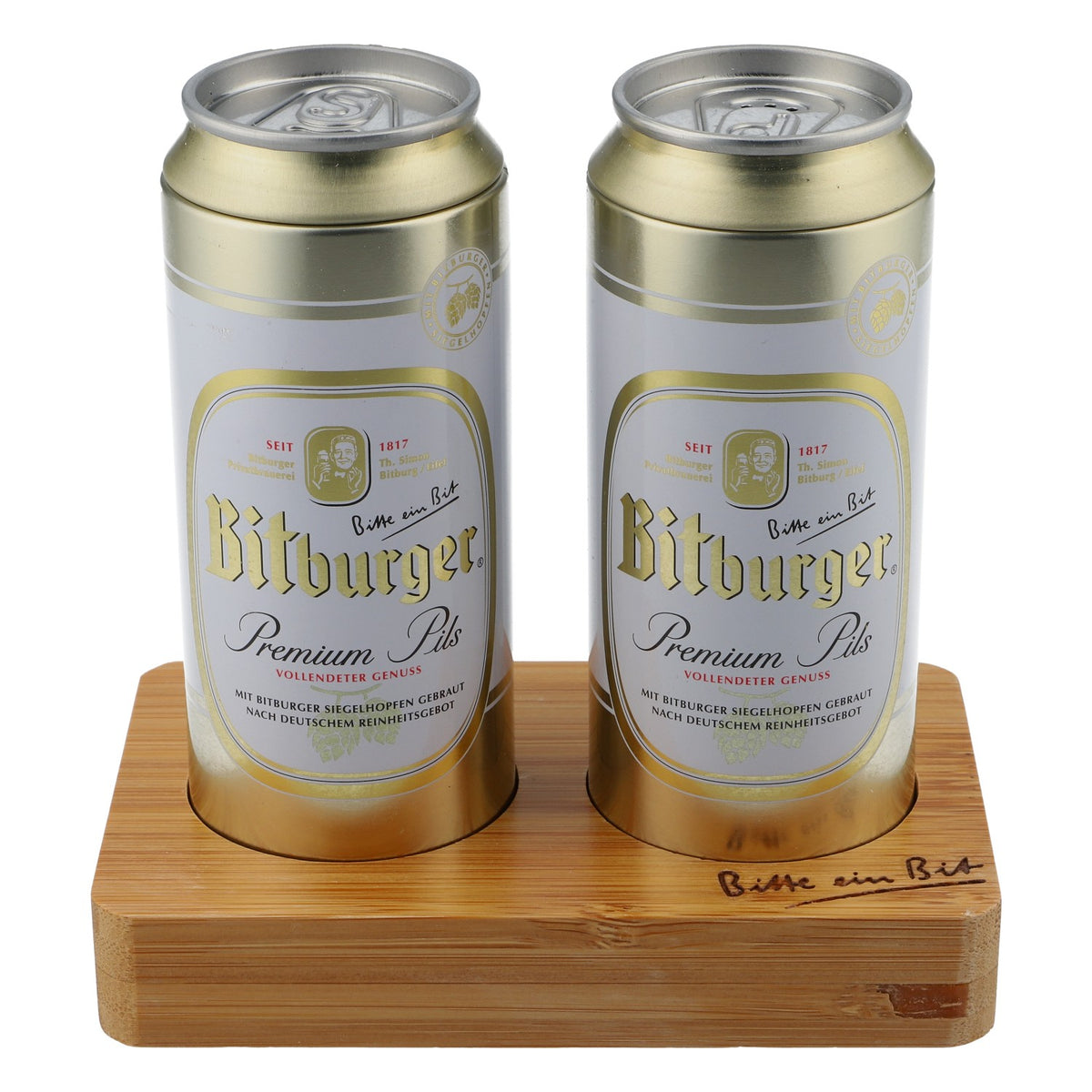 Sale e pepe Bitburger Bier in lattine di birra su vassoio di bambù – Vista 2