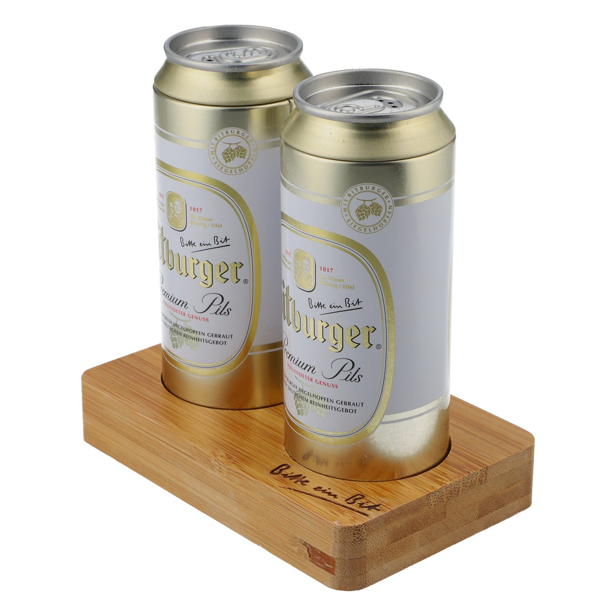 Sale e pepe Bitburger Bier in lattine di birra su vassoio di bambù – Vista 3