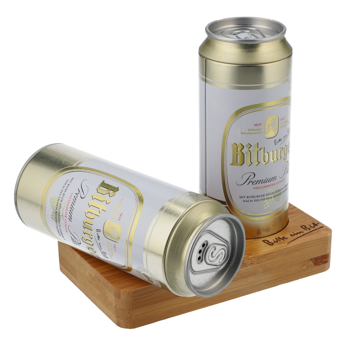 Sale e pepe Bitburger Bier in lattine di birra su vassoio di bambù – Vista 4