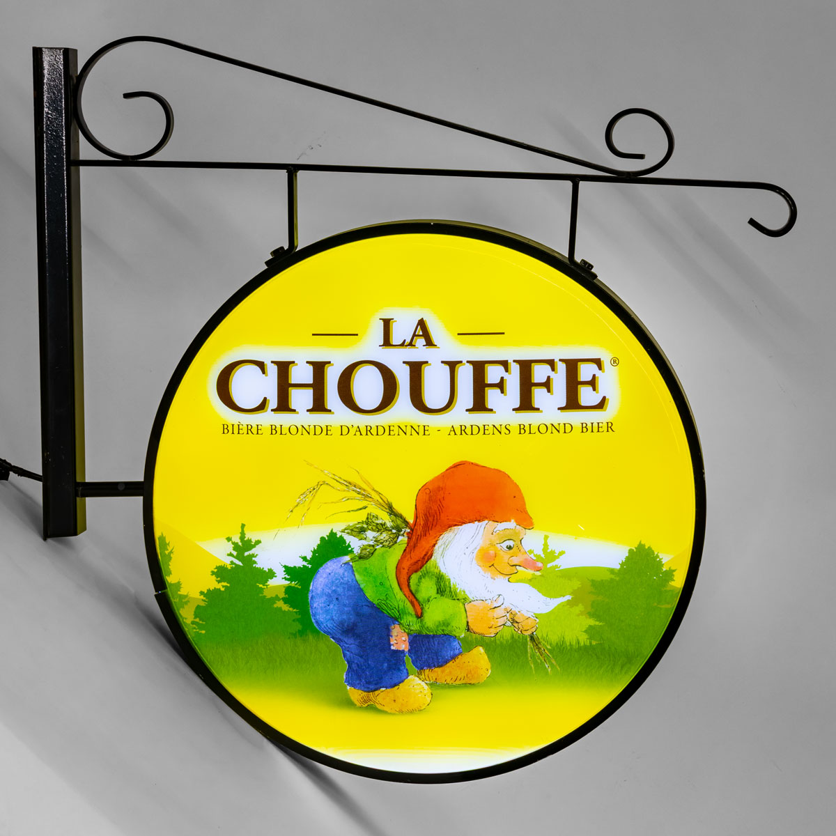 Insegna luminosa Brasserie D'Achouffe con supporto da parete nero