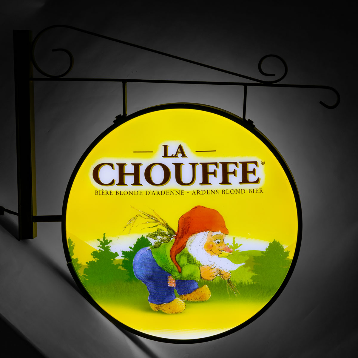 Insegna luminosa Brasserie D'Achouffe con supporto da parete nero – Vista 3