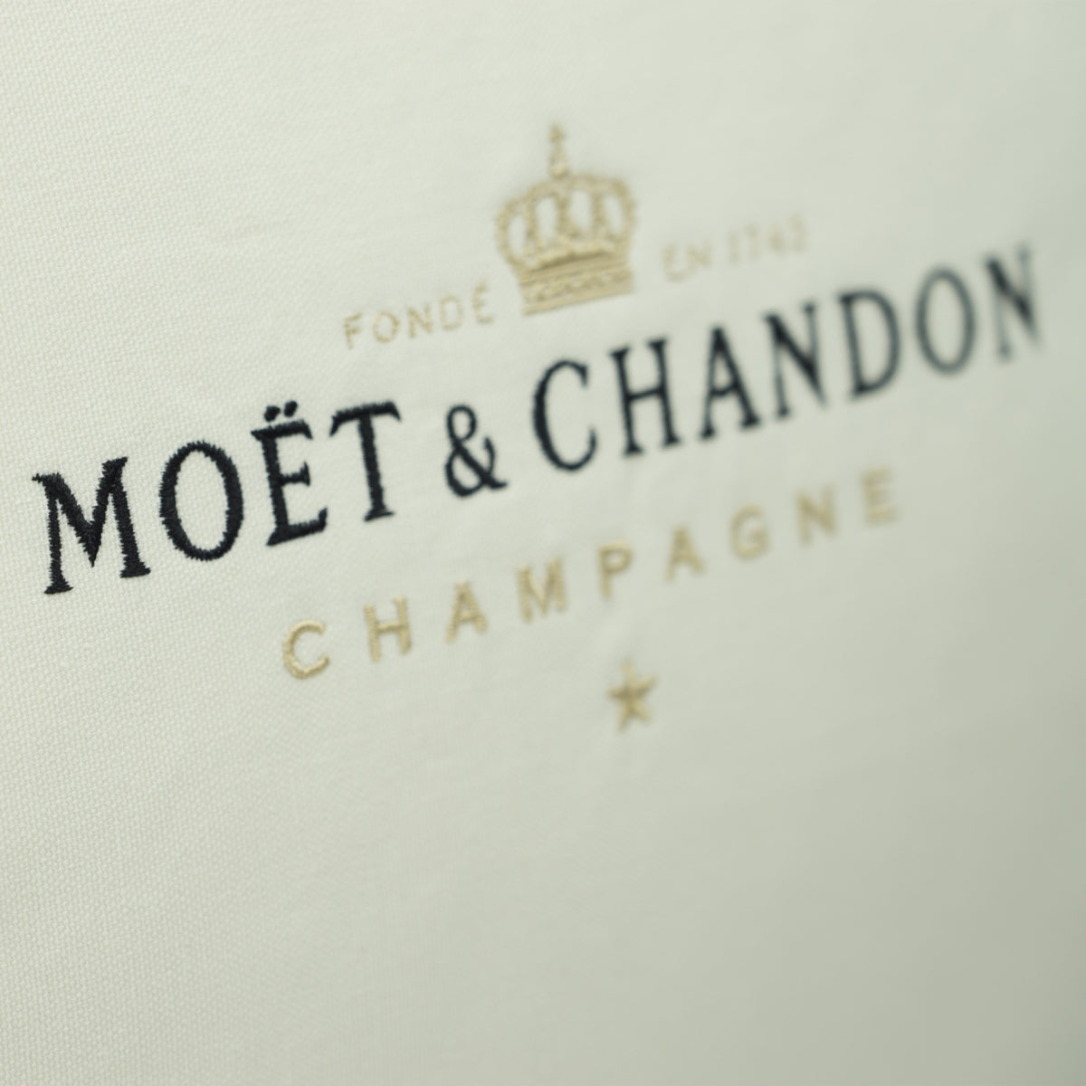Cuscino Moet & Chandon Champagne 50x50 cm Lounge Ice Imperial Sofa beige oro – Vista 4