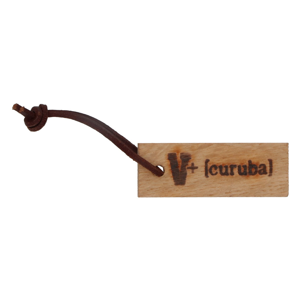 Portachiavi Veltins V+ in pelle e legno con logo "V+ curuba" galleggiante